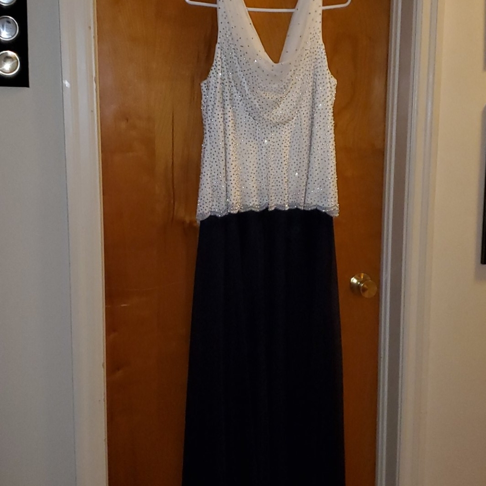 Beautiful Gown - Picture 4 of 6